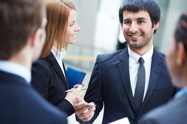 Junge Unternehmer gemeinsam im Büro sprechen