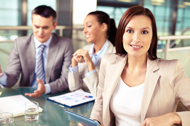 Junge Unternehmerin sitzt im Büro