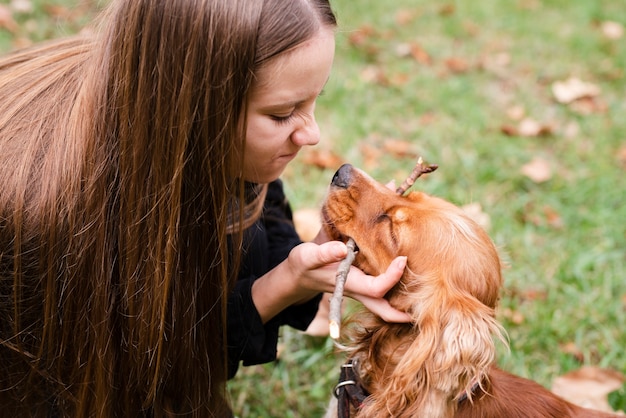 Kostenloses Foto junge verliebte frau mit ihrem hund