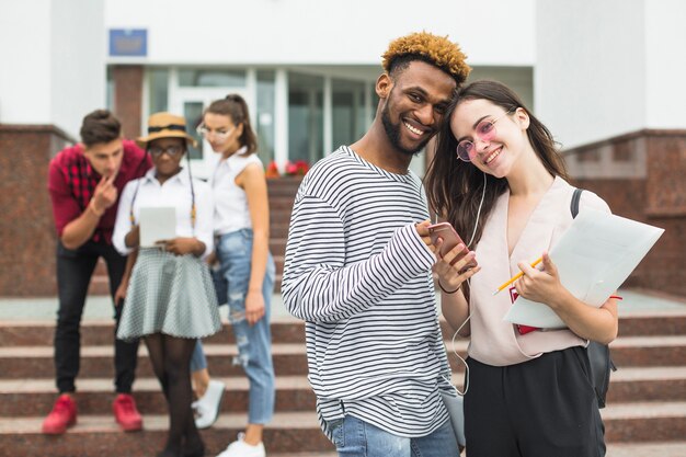 Junge verschiedene Studenten draußen