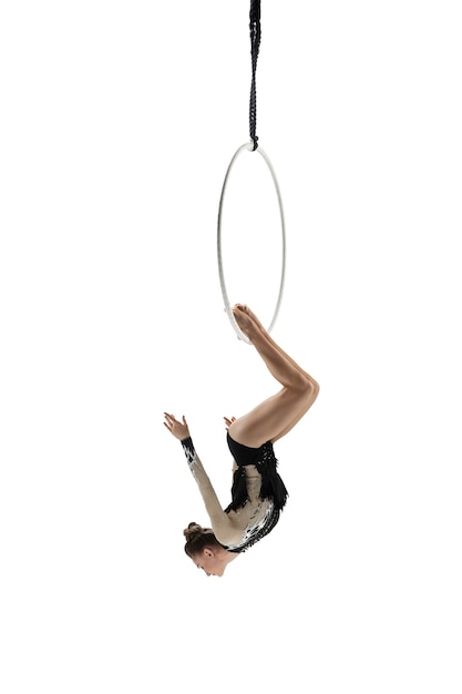 Junge weibliche Akrobatin, Zirkusathletin isoliert auf weißem Studio.