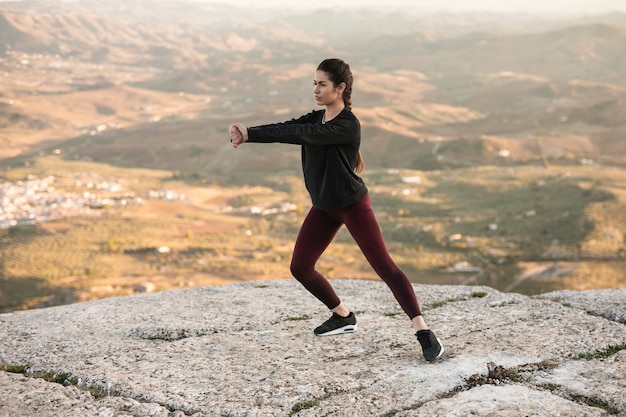 Junge weibliche Meditation der Vorderansicht