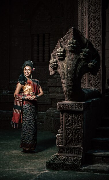 Junge weibliche Schauspielerin, die schöne alte Kostüme trägt, in alten Denkmälern, im dramatischen Stil. Spielen Sie die beliebte Legende der Liebesgeschichte, das thailändische Isan-Märchen namens "Phadaeng und Nang-ai" an einer antiken Stätte