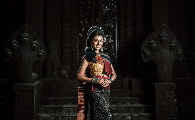 Junge weibliche Schauspielerin, die schöne alte Kostüme trägt, in alten Denkmälern, im dramatischen Stil. Spielen Sie die beliebte Legende der Liebesgeschichte, das thailändische Isan-Märchen namens "Phadaeng und Nang-ai" an einer antiken Stätte