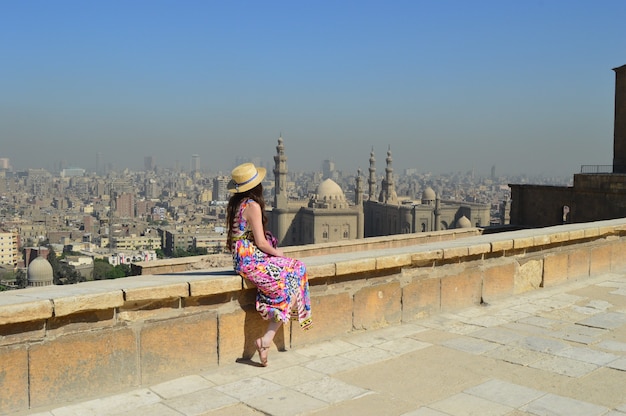 Junge weibliche Touristen genießen die schöne Aussicht auf die alte Zitadelle El-Khalifa Egypt