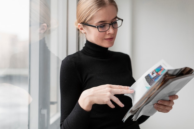 Junge weibliche Zeitschrift der Seitenansicht Lese