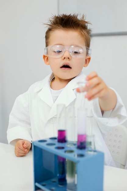 Junge Wissenschaftler mit Schutzbrille machen Experimente im Labor