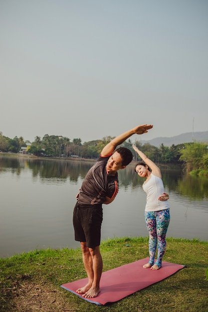 Kostenloses Foto junge yogaliebhaber