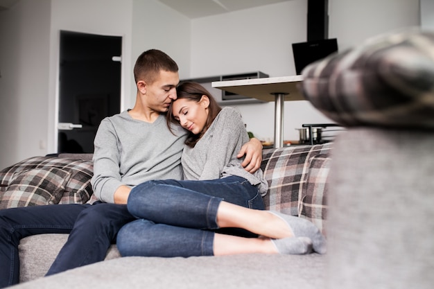 Junge Zimmer schöne Couch Menschen