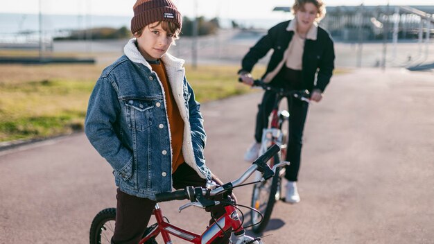 Jungen, die draußen in der Stadt Fahrrad fahren