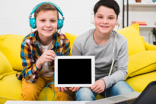 Jungen, die Tablette präsentieren