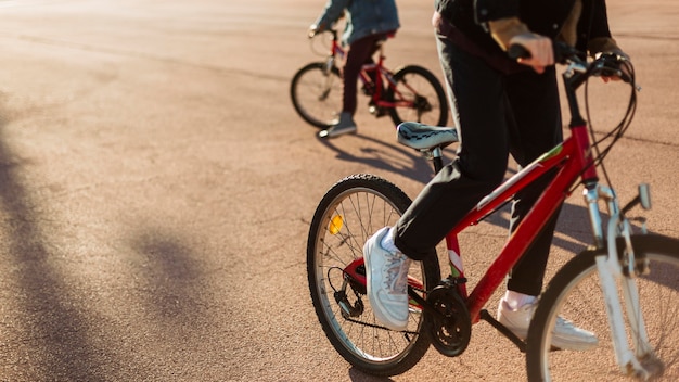 Kostenloses Foto jungen fahren mit dem fahrrad in der stadt