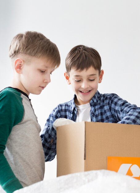 Kostenloses Foto jungen lernen, wie man recycelt