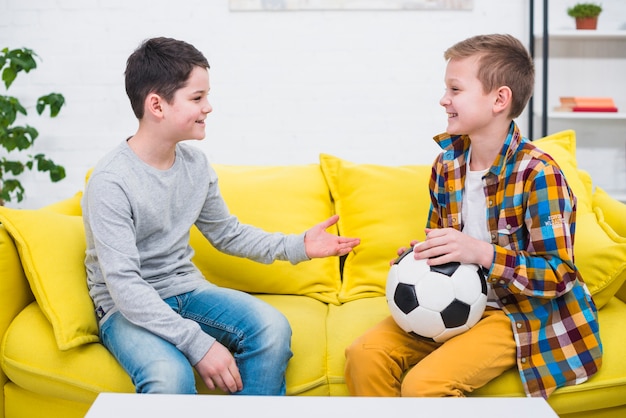 Kostenloses Foto jungen mit fußball