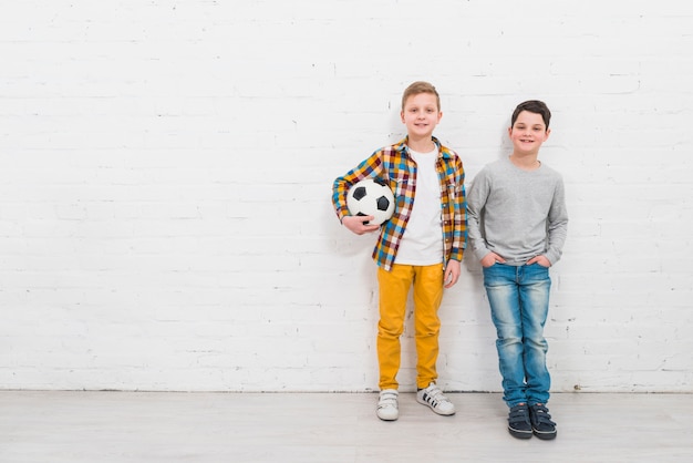 Kostenloses Foto jungen mit fußball