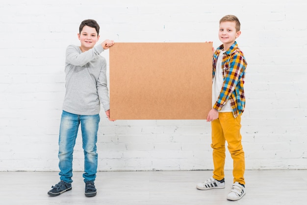 Kostenloses Foto jungen präsentieren große tafel