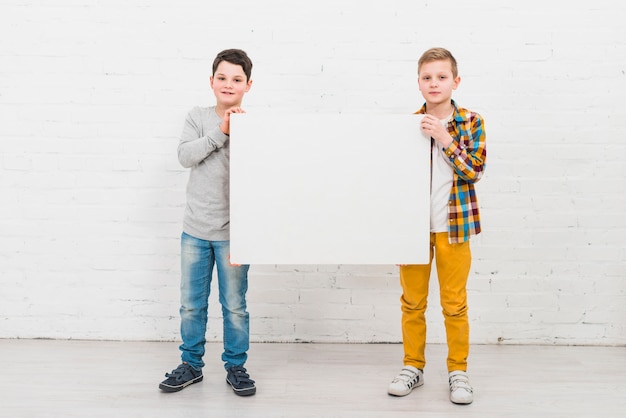 Jungen präsentieren große Tafel