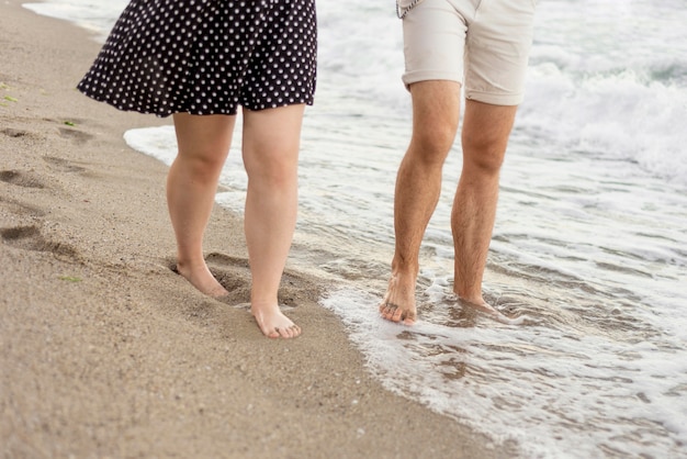 Kostenloses Foto jungen und mädchen gehen auf den strand