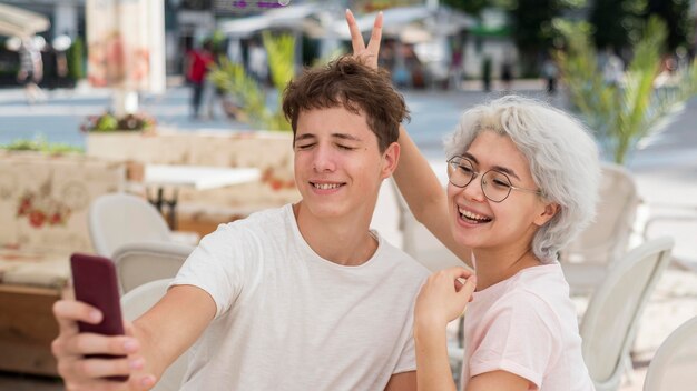 Jungen und Mädchen machen nach dem Ende der Quarantäne ein Selfie