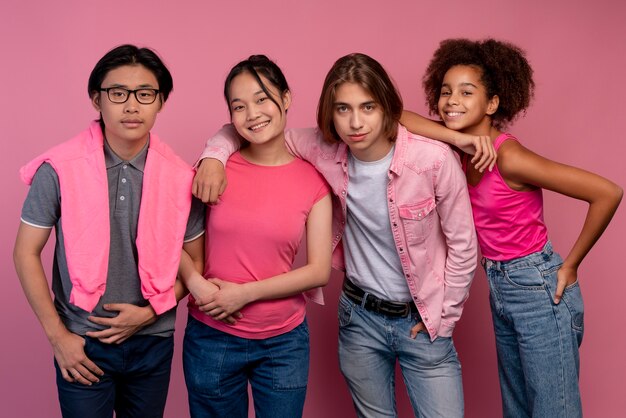 Jungen und Mädchen posieren in Rosa