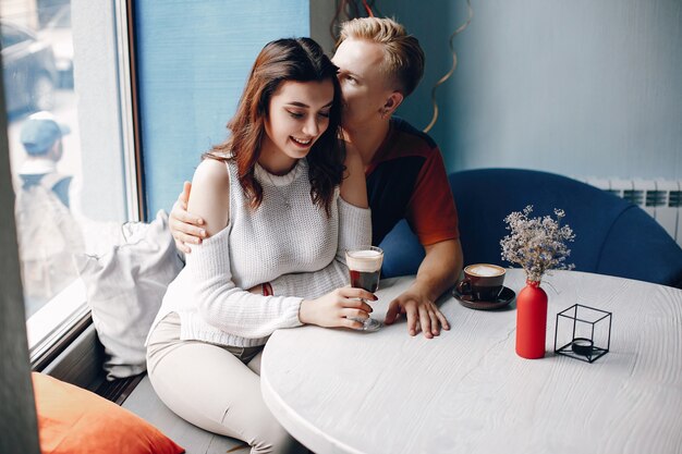 Jungen und Mädchen sitzen zusammen im Café