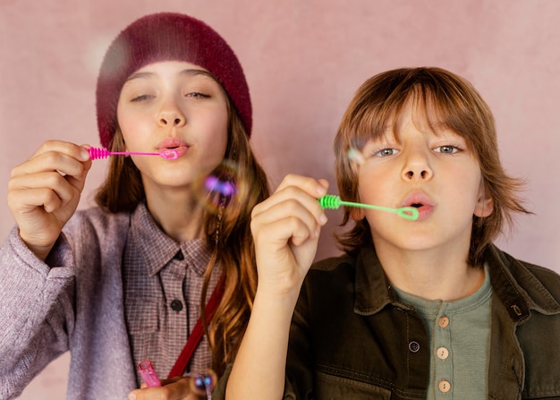 Jungen und Mädchen spielen mit Seifenblasen