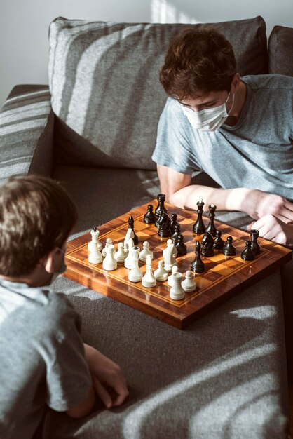 Jungen unter Quarantäne spielen Schach