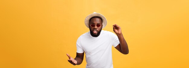Junger afrikanisch-amerikanischer Mann in weißem T-Shirt schreit und schreit laut zur Seite mit der Hand auf der Maus