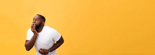 Kostenloses Foto junger afrikanisch-amerikanischer mann trägt weißes t-shirt mit der hand auf dem bauch, weil übelkeit eine schmerzhafte krankheit ist