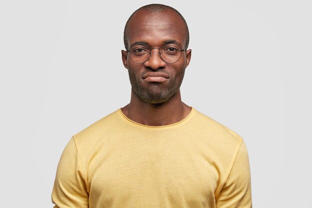 Junger afroamerikanischer Mann, der gelbes T-Shirt trägt