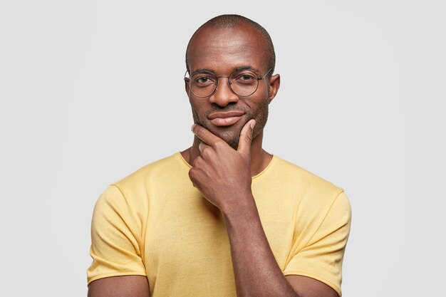 Junger afroamerikanischer Mann, der gelbes T-Shirt trägt