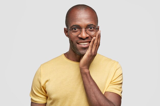 Junger afroamerikanischer Mann, der gelbes T-Shirt trägt