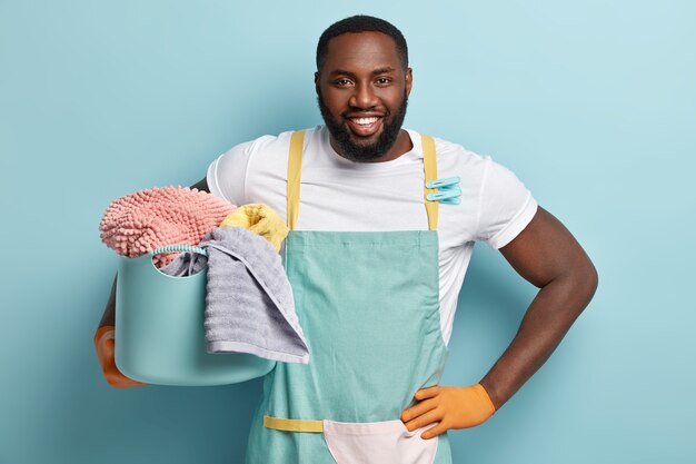 Junger afroamerikanischer Mann, der Wäsche tut