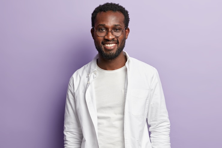 Kostenlose Foto junger afroamerikanischer mann, der weißes hemd trägt