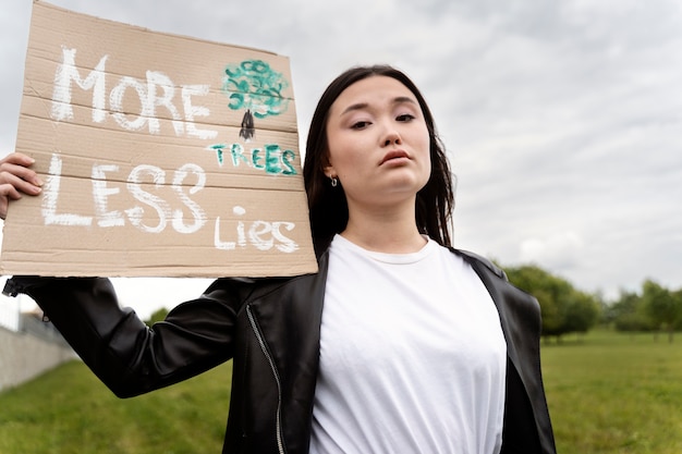 Kostenloses Foto junger aktivist, der maßnahmen ergreift