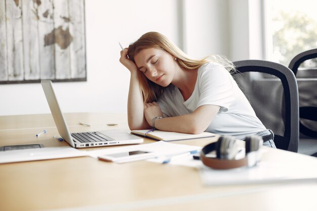 Junger am Tisch sitzender und schlafender Student