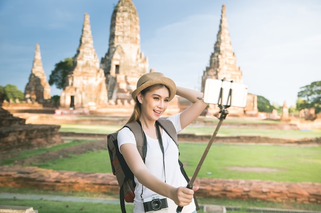 Junger asiatischer weiblicher Reisender mit Rucksack reisender Ayutthaya-Provinz, Thailand