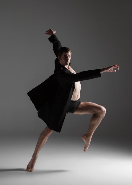 Junger attraktiver Tänzer des modernen Balletts
