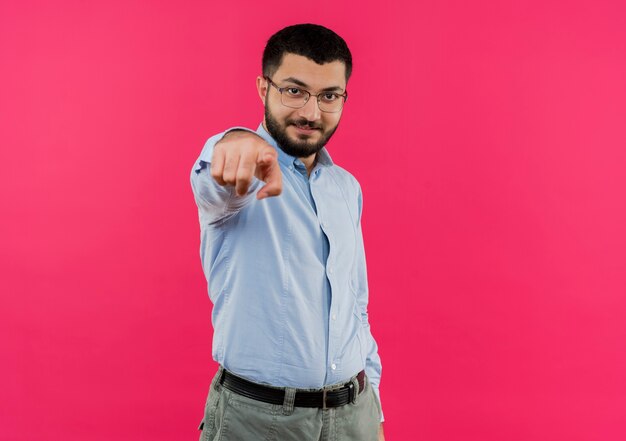 Junger bärtiger Mann im blauen Hemd