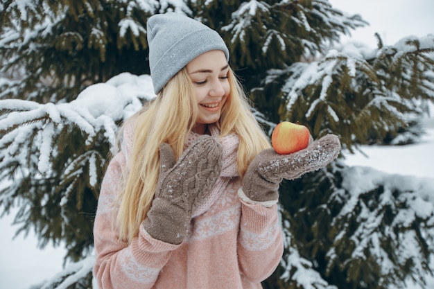 junger blonder Park Dezember lächelnd