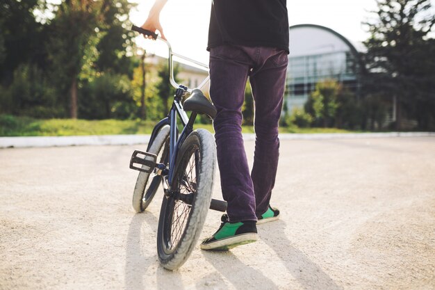 Kostenloses Foto junger bmx-radfahrer