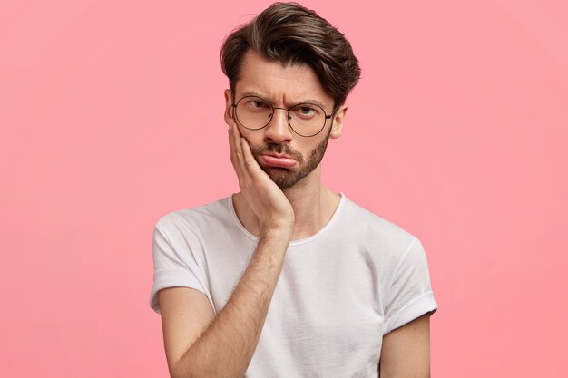 Junger Brunet-Mann, der trendige Brillen trägt