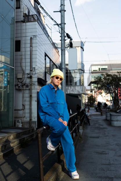 Kostenloses Foto junger erwachsener auf den straßen von tokio