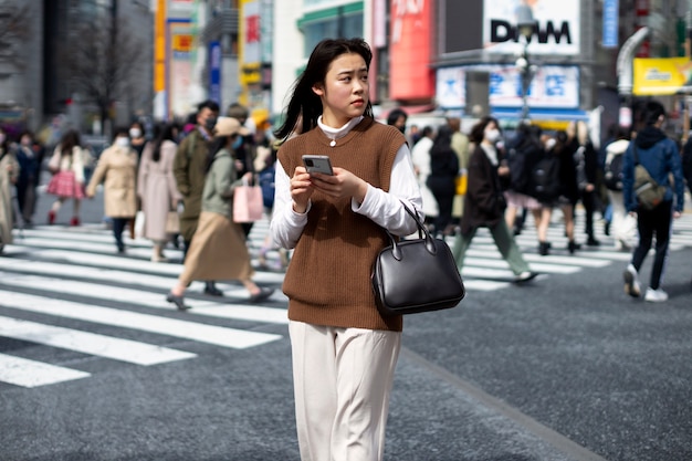 Junger Erwachsener auf den Straßen von Tokio
