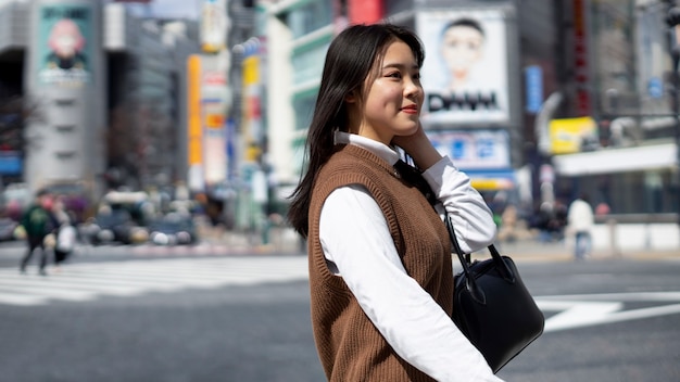 Kostenloses Foto junger erwachsener auf den straßen von tokio