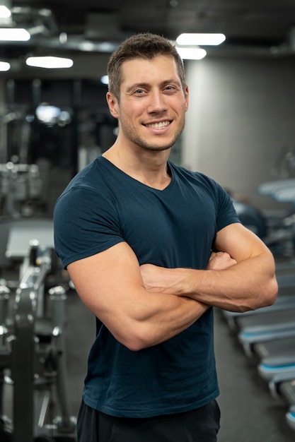 Junger Erwachsener beim Indoor-Sport im Fitnessstudio