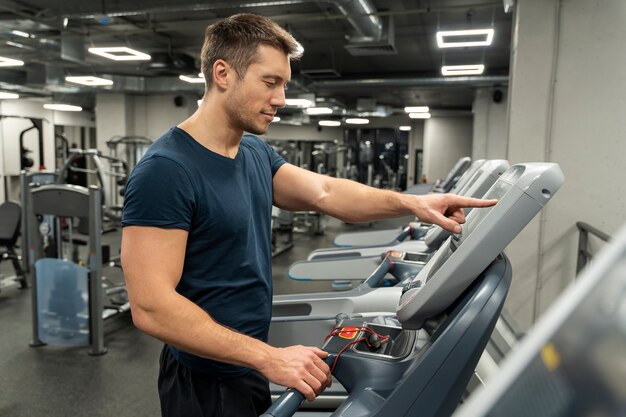 Junger Erwachsener beim Indoor-Sport im Fitnessstudio