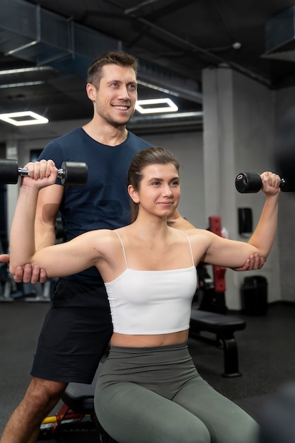 Junger Erwachsener beim Indoor-Sport im Fitnessstudio