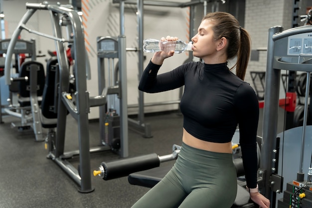 Junger Erwachsener beim Indoor-Sport im Fitnessstudio