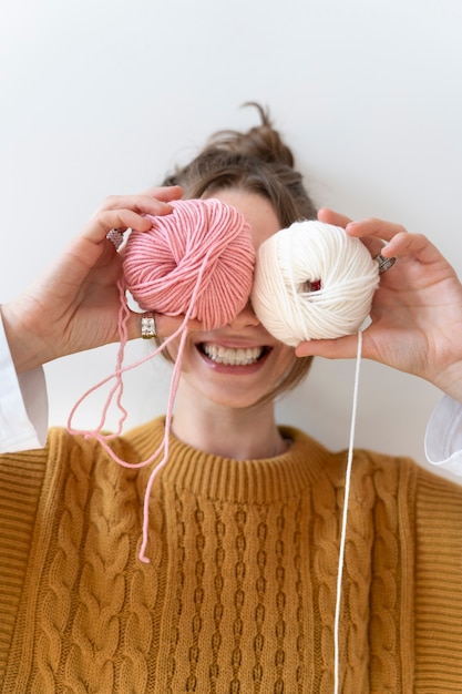 Kostenloses Foto junger erwachsener bereit zum stricken zu hause